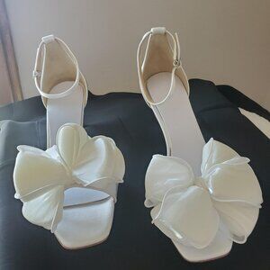 Bagley Mischka white satin bow sandals, size 9.5